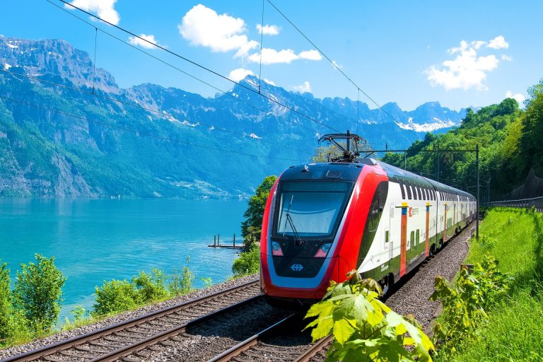 voyager-train-solw-travel-flygskam