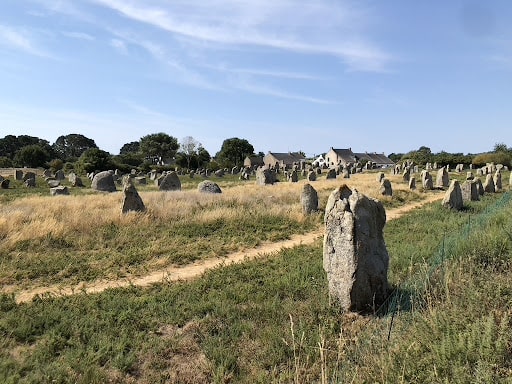 menhir-bretagne-saint-malo-cora-wikicampers