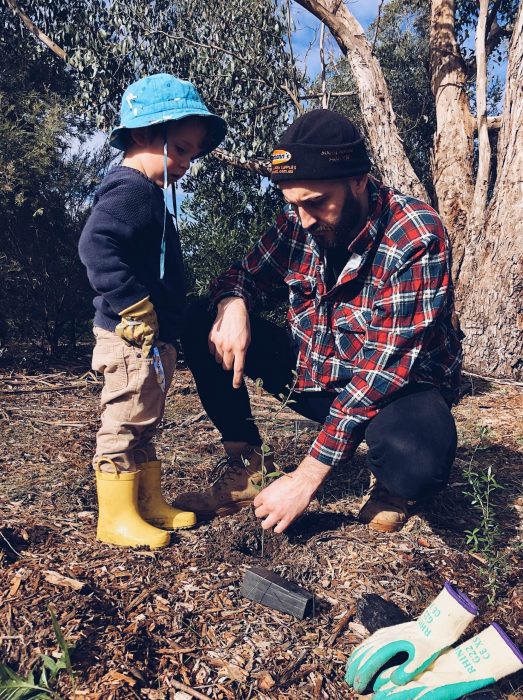 initier-enfant-ecologie-alu-mette-2 ecologie-geste-enfant-potager