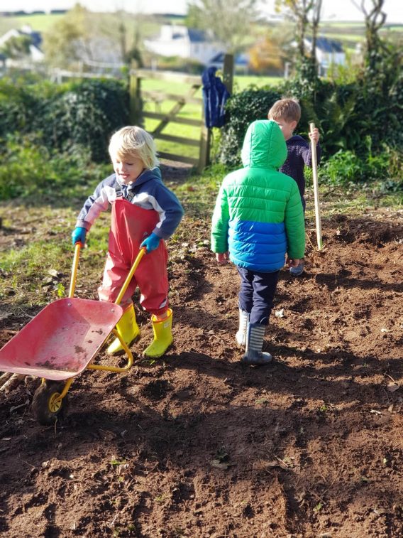 forest-school-alu-mette4 forest-school-jardin-potager-ecole-dehors